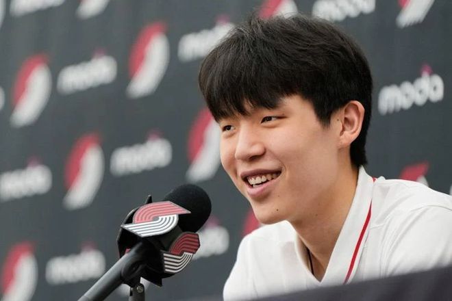 杨瀚森正式亮相开拓者