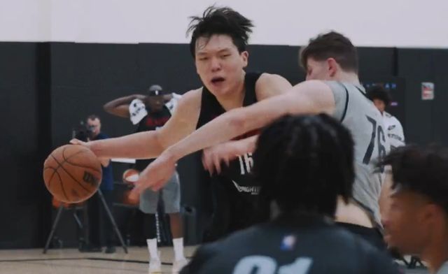 杨瀚森转身强打
